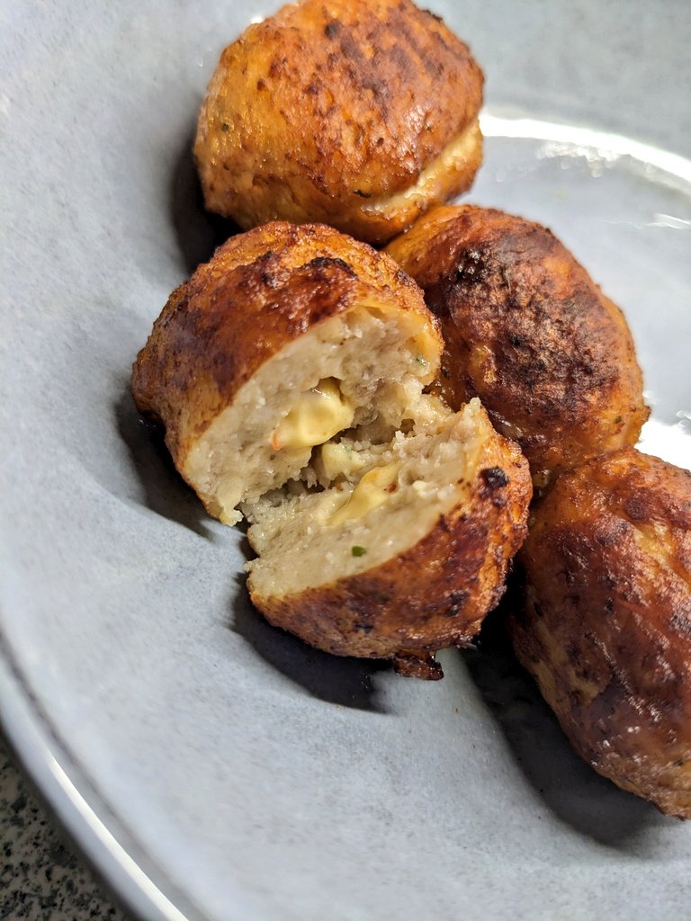 SlapTheTBuds's tweet photo. That chilli cheese meatballs🤩🤩🤩 #chillicheese #cheese #meatball #lunctime https://t.co/voUMUdvOut