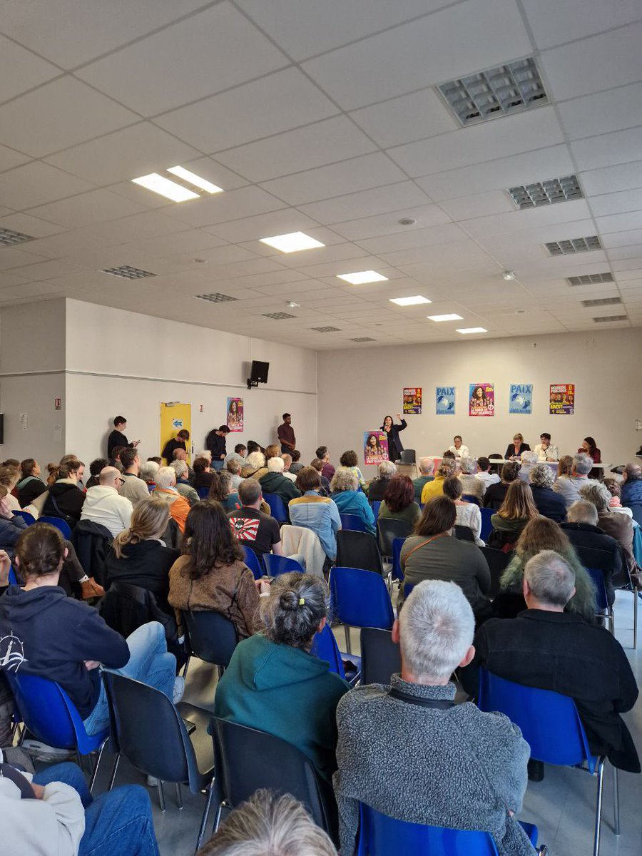 Salle comble hier soir à Brest pour notre réunion publique en compagnie de @pycadalen, @MarieMesmeur, @BelouassaAnais et Marielle Lemaitre. L’#UnionPopulaire est la seule réponse à l’offense libérale de Macron et raciste de Le Pen. Le 9 juin dans les urnes, donnez-nous la force…