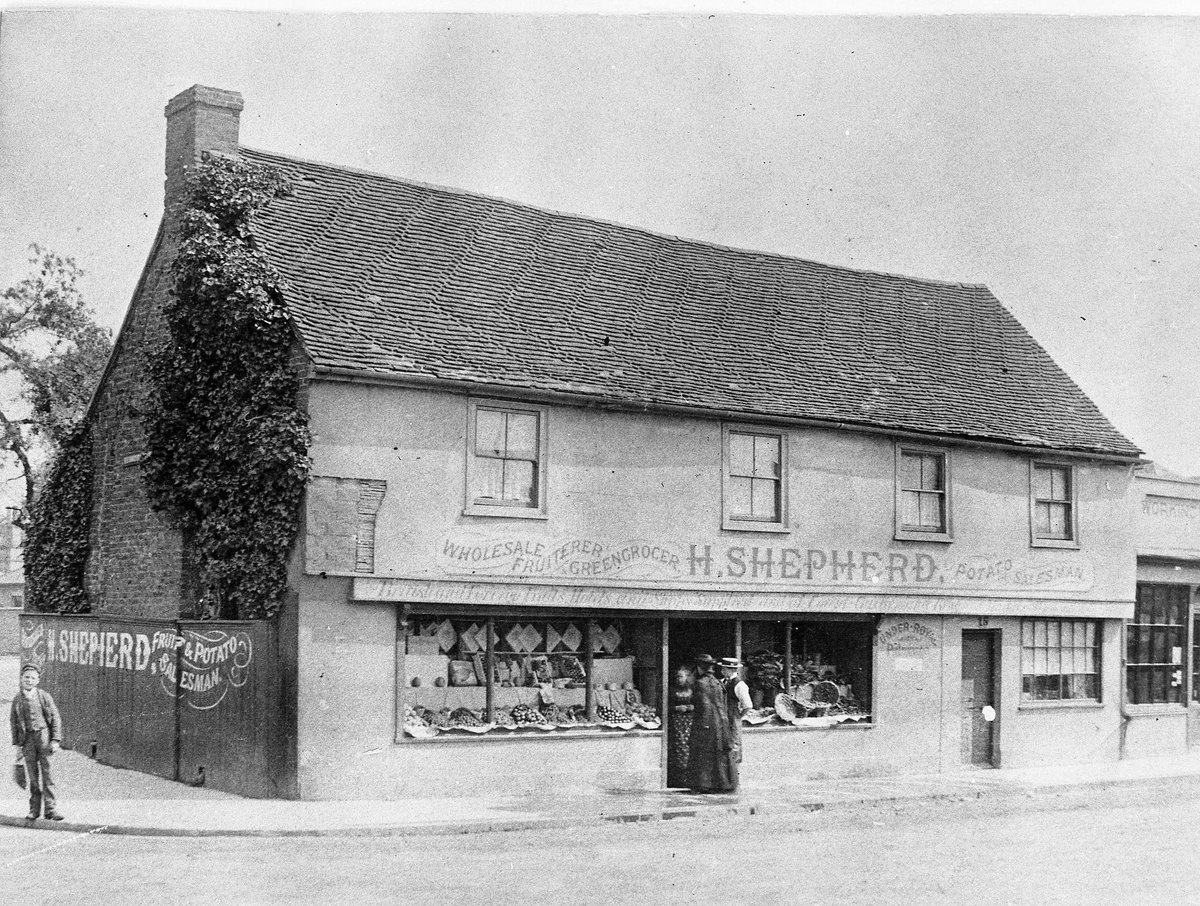 RBKheritage's tweet photo. This photograph shows the greengrocers H. Shepherd, which was open around 1895 on London Road, Kingston. When was the last time you visited your local greengrocers? #HBAH #HistoryBeginsAtHome #HBAHGreen #Greengrocers https://t.co/uqG46Tg9Q5