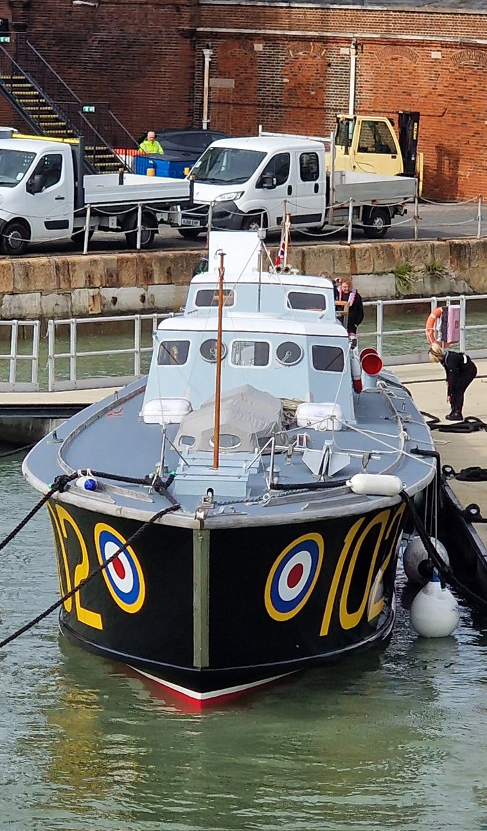 102 is back!! Seen yesterday at the Boathouse 4 pontoon having just arrived from Berthon Lymington. @BoatHouse_4 @NatHistShips @PHDockyard @visitportsmouth