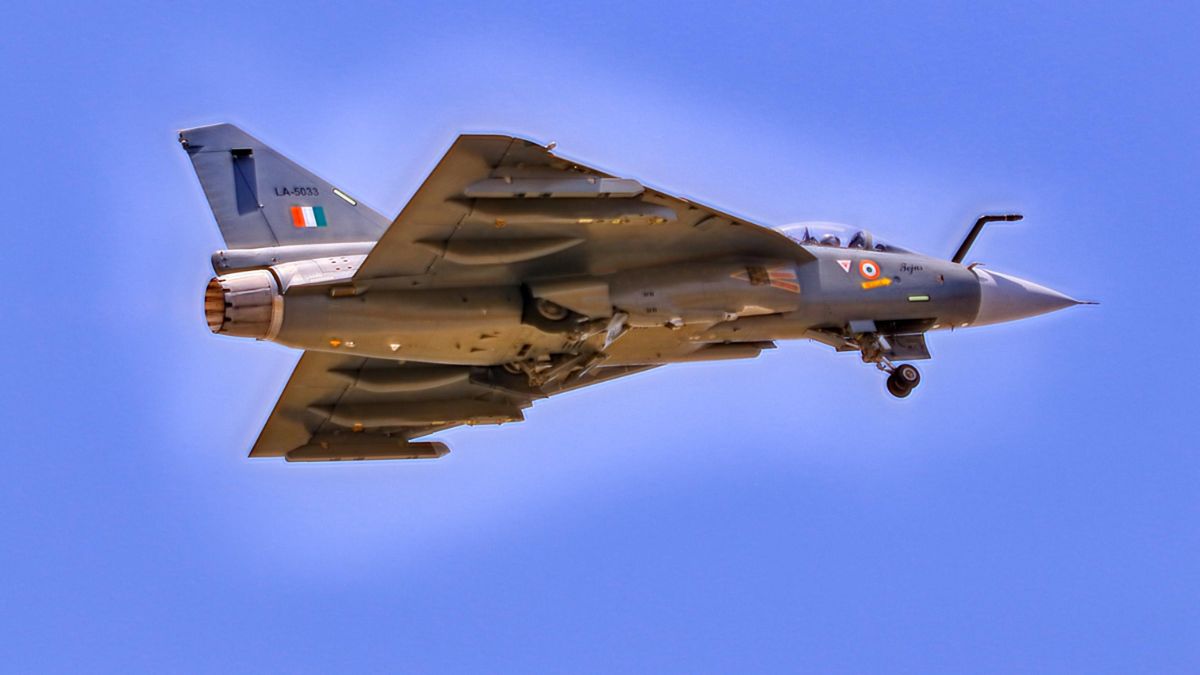 Report: Defence Ministry issues ₹65,000 crore tender to Hindustan Aeronautics for purchasing 97 made-in-India LCA Tejas Mark 1A fighter jets, as reported by @ANI #AtmaNirbharBharat #Tejas #IndianAirForce #Jaihind