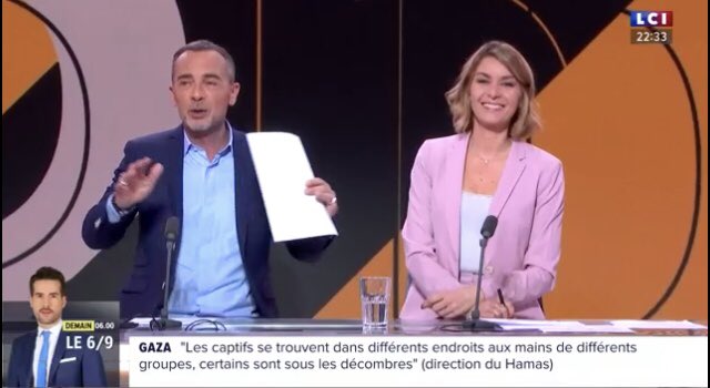 Le duo info ℹ qui a bercé nos matinées quelques années s’est reformé hier en fin de soirée : @AcBottet et @cmoulinlci pour le 22/00 minuit sur @LCI. Complicité et complémentarité au service de l’actualité 👍. Anne, Christophe, les années passent mais vous ne changez pas.