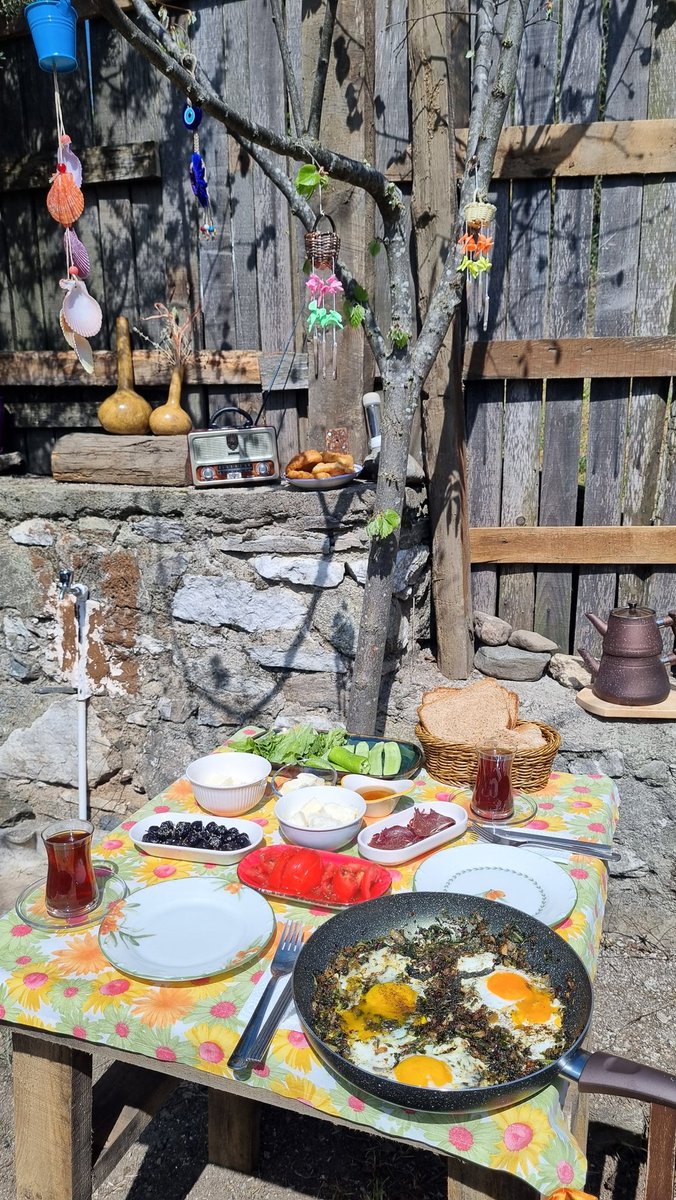Buyrun isirgan otlu yumurtali köy kahvaltisina...🤌🌿 #kazdağlari