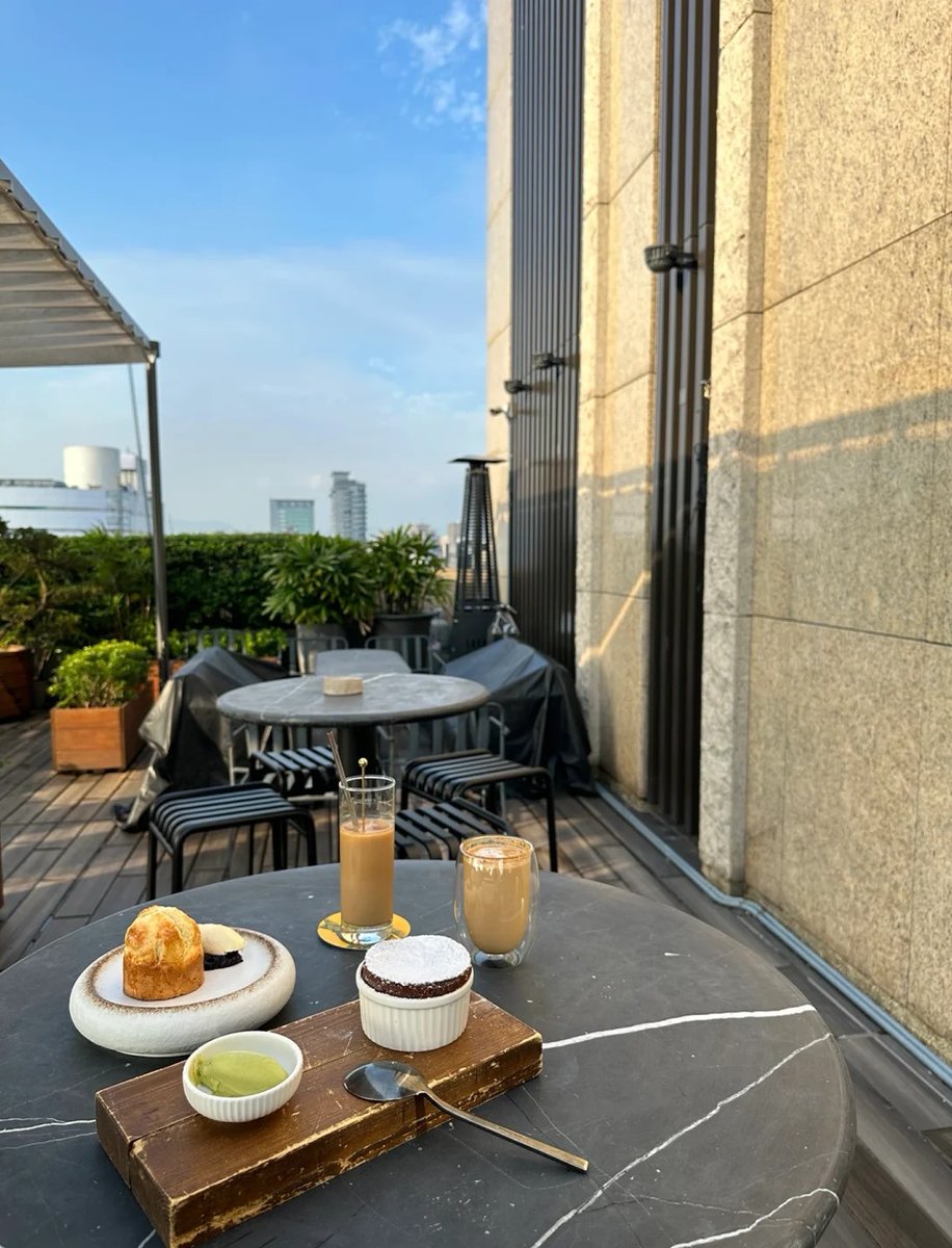 uyo0817's tweet image. The weather is nice today. It’s suitable to drink some tea outside.