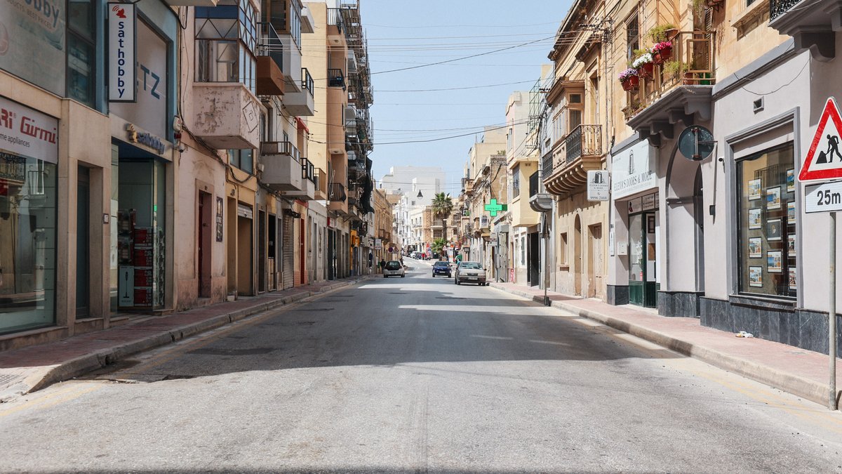 On #Monday (15th April 2024) until #Thursday (18th April 2024), we are continuing our resurfacing works in Triq Il-Mosta in #StPaulsBay. ⛔ P/o this road will be closed during the night 🕗 from 8pm to 5am. ⚠️ Please plan ahead and follow div. signs. 🗺️ bit.ly/TriqIlMosta15-…