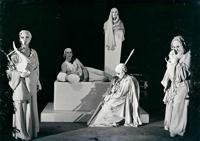 bal blanc chez les noailles, mise en scène costumée avec marie-laure de noailles, 1930, man ray