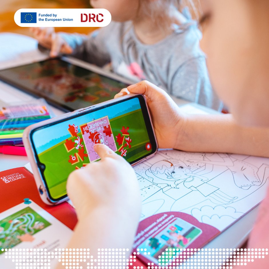 🖍️ Colouring books with AR elements is one of our instruments to educate children in #Ukraine on explosive ordnance risks. This week, DRC delivered 3,000 books to be distributed among school children in Sumy Oblast. The EU (@echo_Europe) made it possible. #MineAction