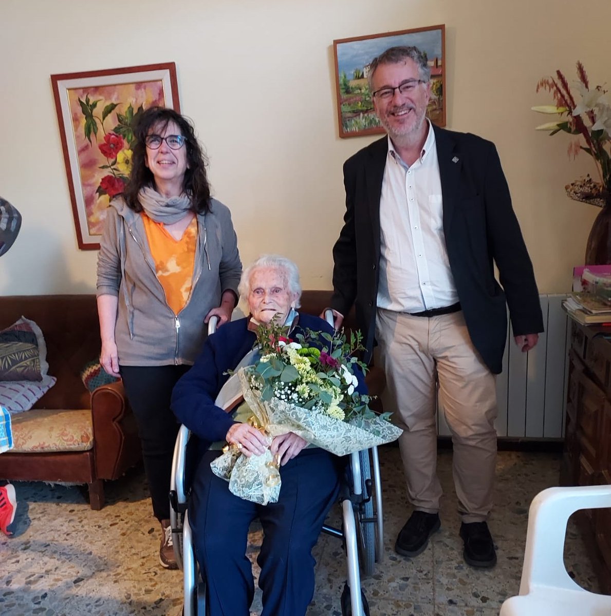 Ahir la senyora Dolors Solà va complir cent anys. i l’alcalde Òscar Aparicio i la regidora de l’àrea de Gent Gran, Dolors Molina, li van fer entrega d’un ram de flors i de la medalla commemorativa gravada amb el seu nom que la @gencat concedeix a les persones centenàries.