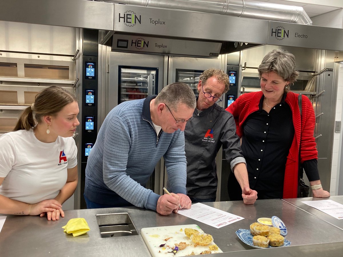 Een smakelijke strijd gisteravond bij het Alfa College in Hoogeveen! Hier maakte gedeputeerde Willemien Meeuwissen de winnaar bekend van de finale van de Heel Drenthe Bakt-wedstrijd. Bernice Kruit won met de heidekruimelkoek. #dubbeldrents #heeldrenthebakt