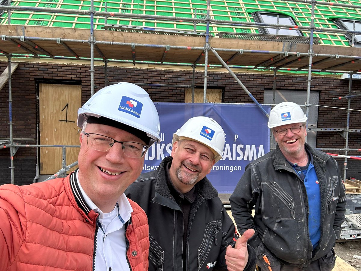 DijkstraDraisma's tweet photo. In opdracht van Beter Wonen realiseren wij 34 nieuwe woningen in #DenOever. In november werden de eerste 17 woningen gesloopt en nu is het hoogste punt van de eerste fase bereikt! Gister werd de vlag gehesen in gezelschap van ons team op de bouw en de bewoners. #bgdd #hoogstepunt https://t.co/LelYLqKOhf