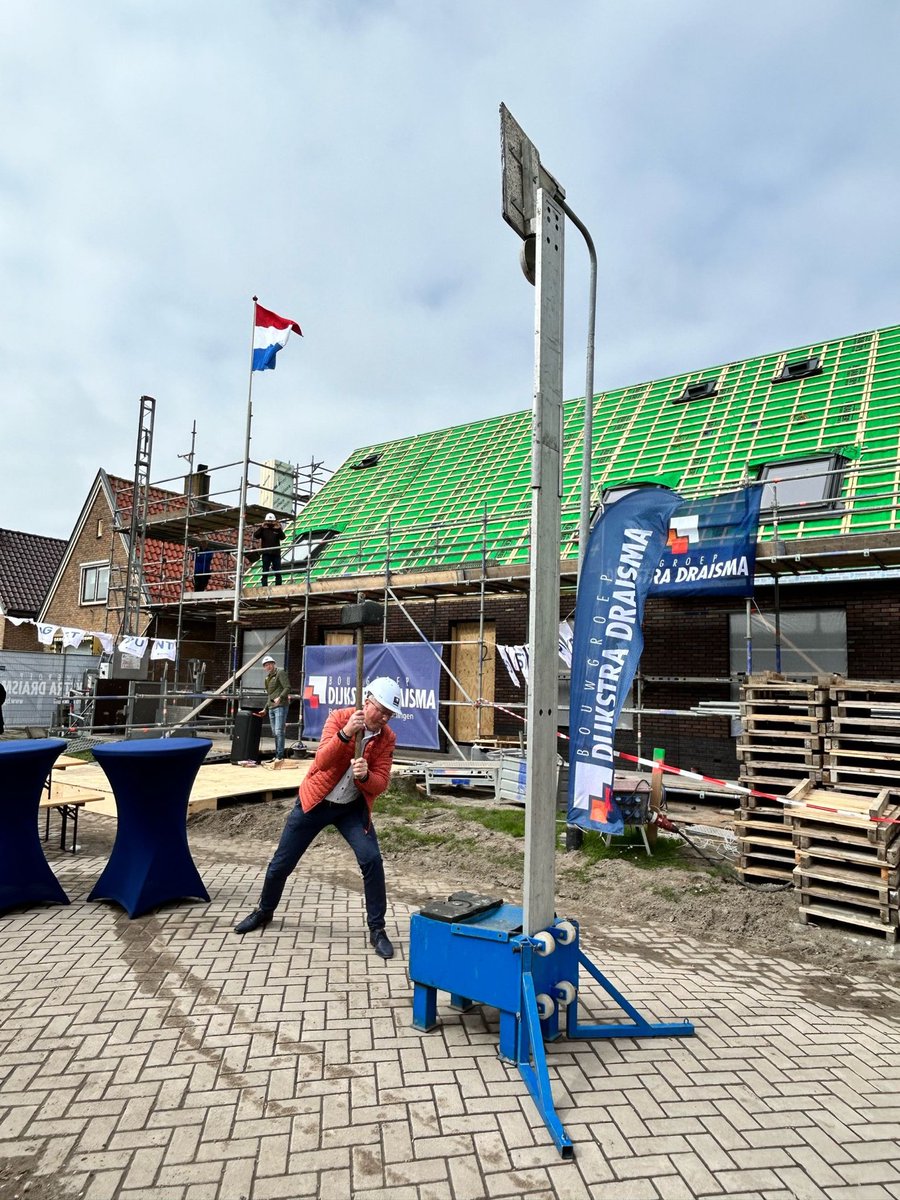 In opdracht van Beter Wonen realiseren wij 34 nieuwe woningen in #DenOever. In november werden de eerste 17 woningen gesloopt en nu is het hoogste punt van de eerste fase bereikt! Gister werd de vlag gehesen in gezelschap van ons team op de bouw en de bewoners. #bgdd #hoogstepunt