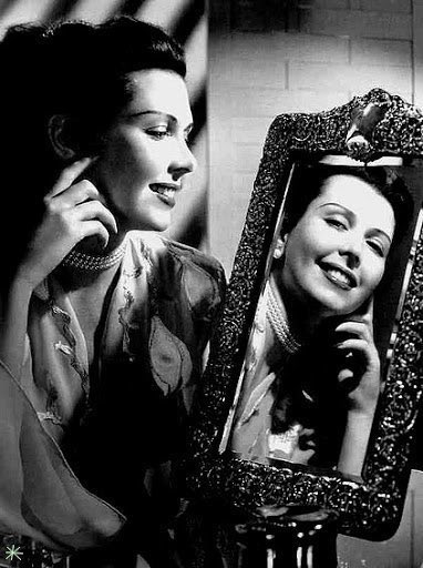 «À la MGM, j'ai toujours joué le 2eme rôle féminin. Je n'ai jamais été la star des films. J'étais la showgirl cuivrée et généreuse. Je n'ai jamais vraiment eu mon grand moment. Broadway m'a donné la célébrité à laquelle mon âme aspirait en quelque sorte.» #AnnMiller 1923-2004￼￼