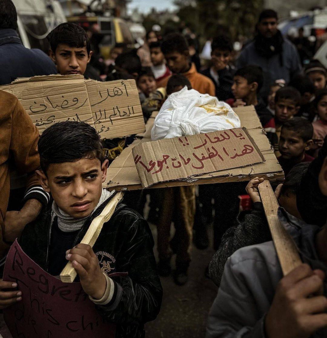 مدام میشنویم ۳۴ هزار فلسطینی کشته شدند اگر بخواهیم دقیقش کنیم ۳۴ هزارنفر از جمعیت دو میلیون در ۶ ماه کشته شده یعنی اگر صهیون با اوکراین ۳۸ میلیونی درگیر جنگ بود، در این ۶ ماه ۶۴۰ هزار غیر نظامی اوکراینی کشته میشدند لعنت بر جهان نژاد پرست غرب! که می بیند اما منفعتش درنفهمیدن است