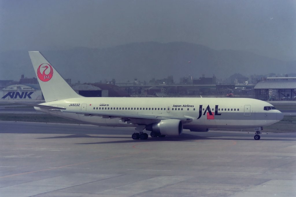 RJFF/FUK
JAL B767-246 JA8232
導入数が3機だったJALのB767-200型機個人的にはこの塗装が１番似合っていたと思います。国際線や国内線で活躍していました。