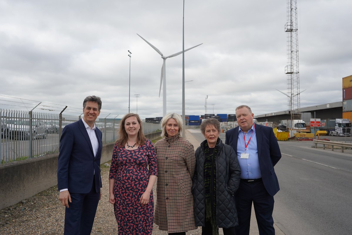 Yesterday, Forth Ports welcomed Shadow Secretary of State for Energy, The Rt Hon @Ed_Miliband MP, to the Port of Tilbury. Joined by Labour candidate for Thurrock, @ThurrockJen, Ed Miliband took part in a tour led by Forth Ports’ Carole Cran. #renewables #NetZero