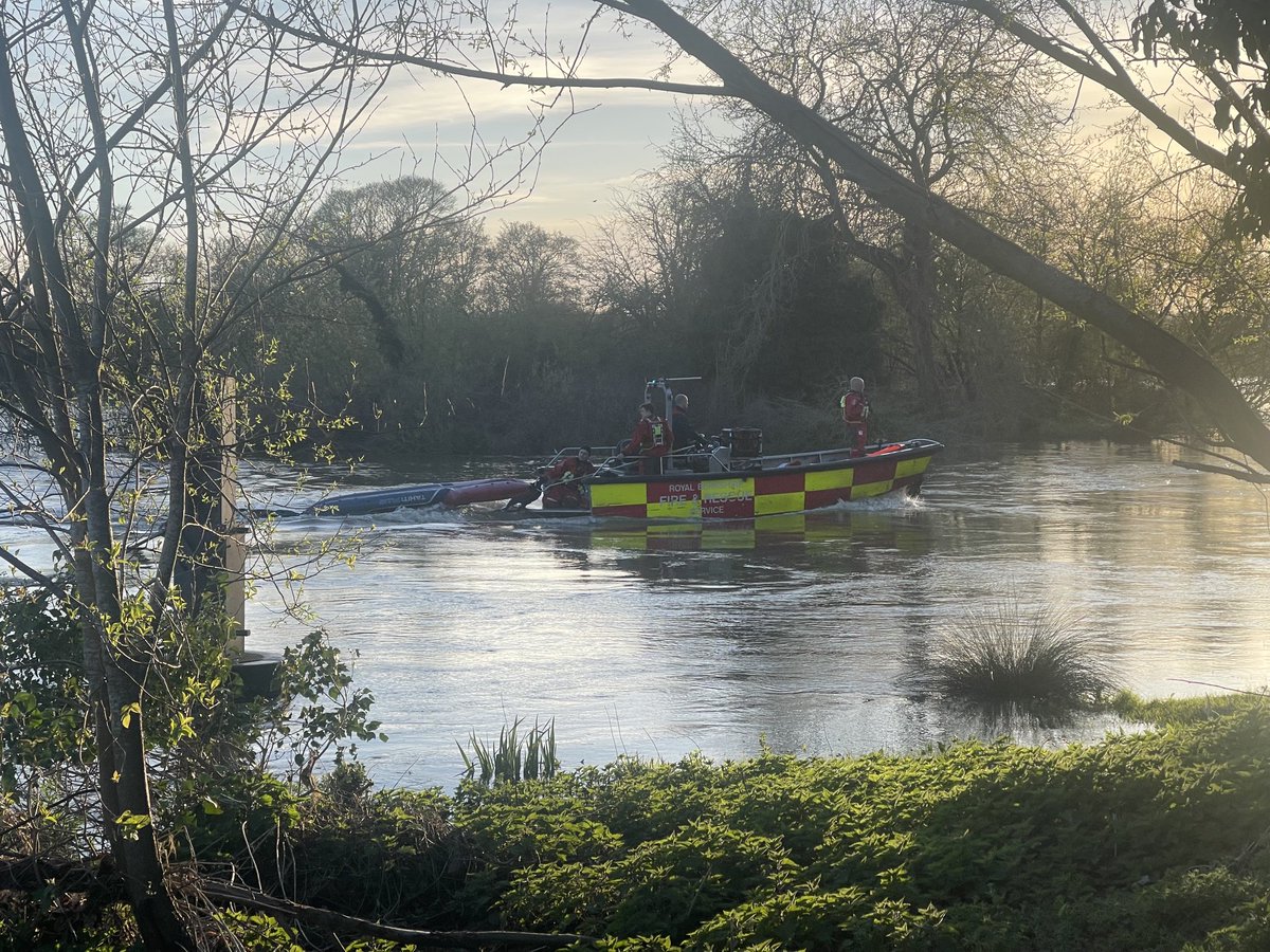 Soho Station Commander sent over the border with LFB crews to assist our Royal Berkshire colleagues on the River Thames. No injuries. ⁦@LondonFire⁩ ⁦@RBFRSofficial⁩