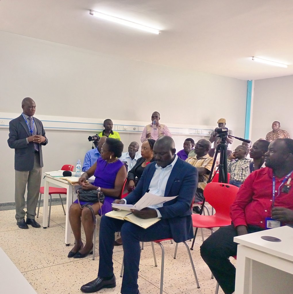 UgandaCancerIns's tweet photo. The ED @JacksonOrem noted that the Center is running on small scale. Yet to be commissioned.
The Board Chair @WilliamBazeyo thanked Him for committing his entire life to serve this nation in cancer care.
#BoardVisit
#UCINorthernUg https://t.co/v8eop4Zhp5
