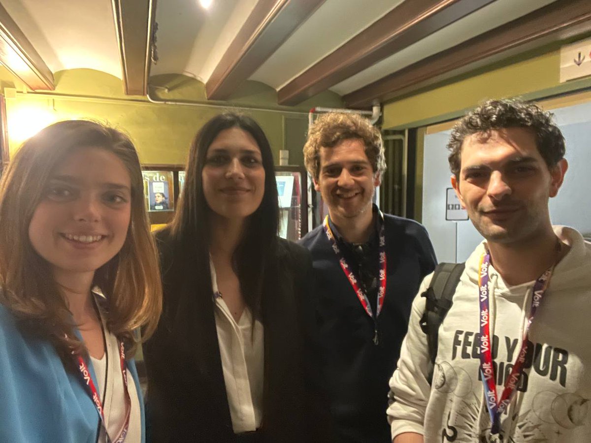VoltEspana's tweet photo. 🗣️¿Qué tiene que decir la juventud europea y que los políticos no escuchan?🤔
Ayer tuvo lugar el #europeandebate organizado por @jefcatalunya y @PoliticaAB.
¿El tema a debate?
➡️La juventud y su futuro.
📢¡La juventud europea tiene mucho que decir, mucho que cambiar y mucho por lo que luchar!
🚨Y los políticos mucho que escuchar‼️
¡Muchas gracias por la invitación y por poner sobre la mesa un tema tan crucial👏
Y tú, ¿Qué tema de juventud quisieras que los políticos pongan sobre la mesa?