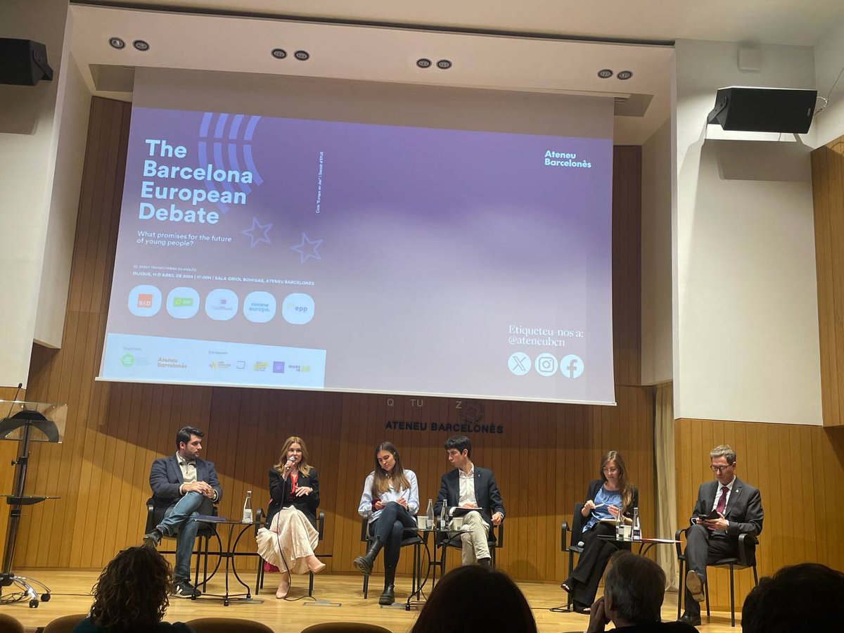 VoltEspana's tweet photo. 🗣️¿Qué tiene que decir la juventud europea y que los políticos no escuchan?🤔
Ayer tuvo lugar el #europeandebate organizado por @jefcatalunya y @PoliticaAB.
¿El tema a debate?
➡️La juventud y su futuro.
📢¡La juventud europea tiene mucho que decir, mucho que cambiar y mucho por lo que luchar!
🚨Y los políticos mucho que escuchar‼️
¡Muchas gracias por la invitación y por poner sobre la mesa un tema tan crucial👏
Y tú, ¿Qué tema de juventud quisieras que los políticos pongan sobre la mesa?