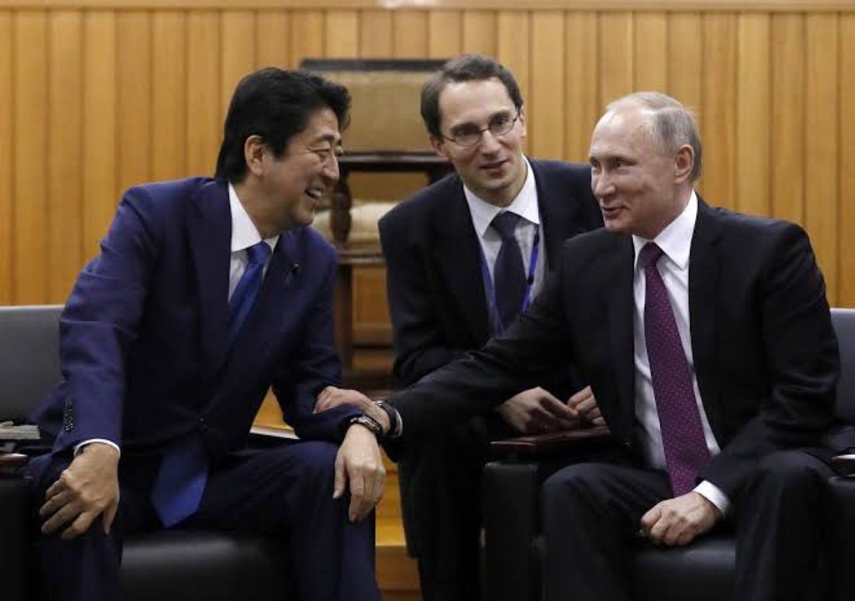 海外アカウントから言われてる道化師岸田 安倍晋三はプーチンと非常に良好な関係を築いていた。 両氏は数え切れないほど会談し、島々をめぐる日露間のあらゆる紛争の解決に向けて前進していた。 しかし今、日本には時計の針を逆戻りさせている道化師のリーダーがいる。