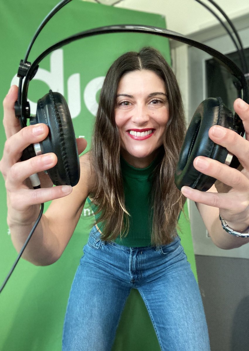 Ven aquí que te ponga el mejor pop en español. En @Cadena_Dial te espero en cuanto acabe @atrevetedial con toooooooda #lamusicaquenosune 💚 #radio