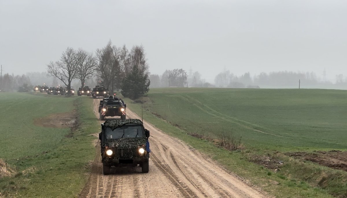 Während der Übung „Eager Leopard“ führte die #eFP-Battlegroup in Litauen einen taktischen Straßenmarsch durch. Die Kräfte der #BundeswehrimEinsatz bewiesen mit Material und Personal ihre schnelle Einsatzbereitschaft und tragen somit zur Sicherheit und Stabilität im Baltikum bei.