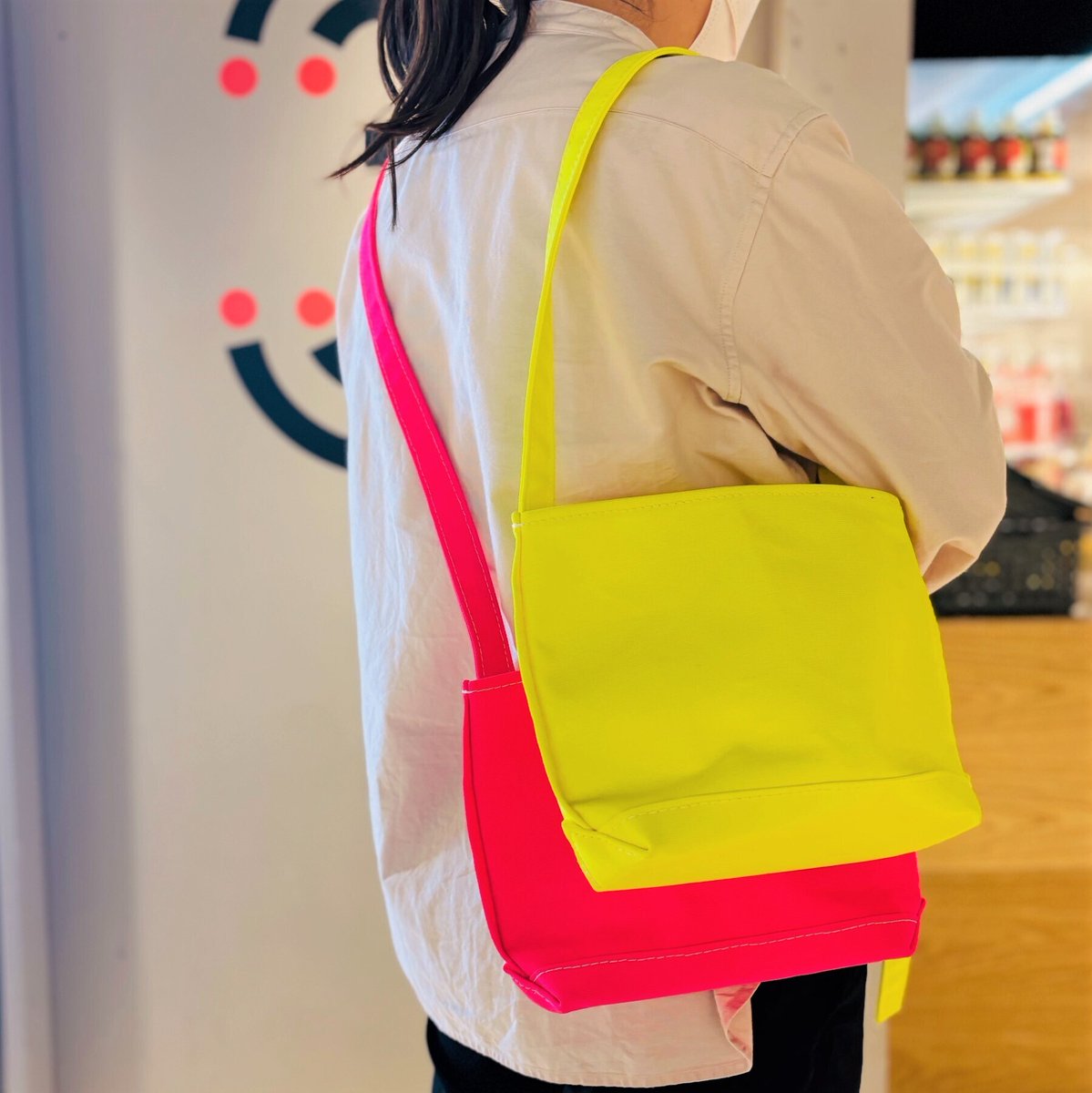 TOKYO3_'s tweet image. 斜め掛けができるショルダーは身体側に寄せて付けているため、背負ったままでの物の出し入れがスムーズ。お財布、スマホ、小さなポーチなどが入り、お買い物やお散歩にちょうど良いサイズです。#トーキョーみっつ #TEMBEA #ネオンカラー