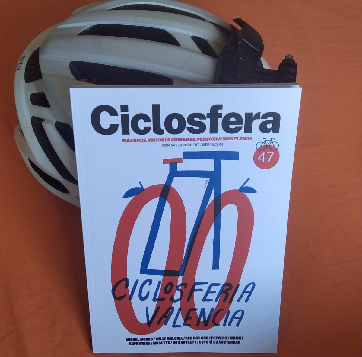 Hoy hemos recibido el número 47 de @ciclosfera dedicado a #Ciclosferia #Valencia. Más ideas para disfrutar de tus #30DiasEnBici. Y lectura de cabecera para nuestros descansos durante #TBOBT #BicicletaoBarbarie