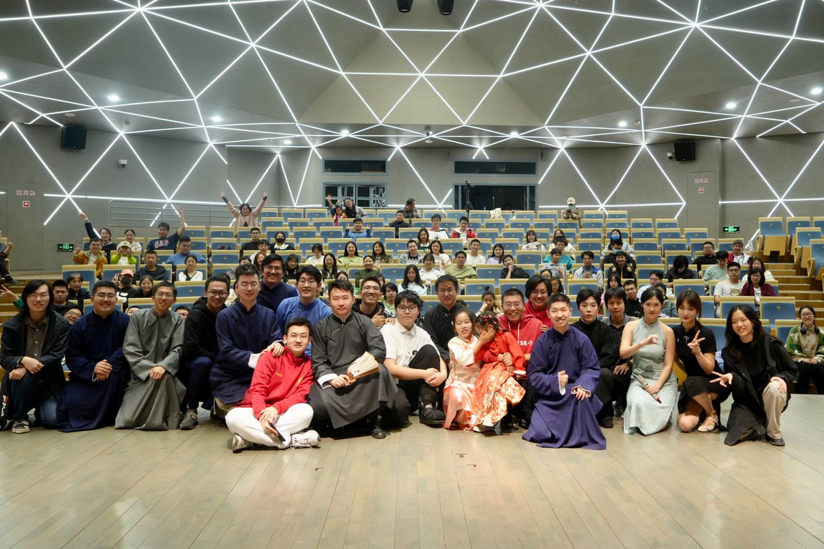 PKU Quyi Association celebrates its 20th birthday! 🎉 A special xiangsheng (crosstalk) performance was held at #PKU Hall. A variety of traditional Chinese folk art forms were staged. Kuaiban, comic dialogue, group crosstalk - it was a night full of laughs for the audience. 📷:…