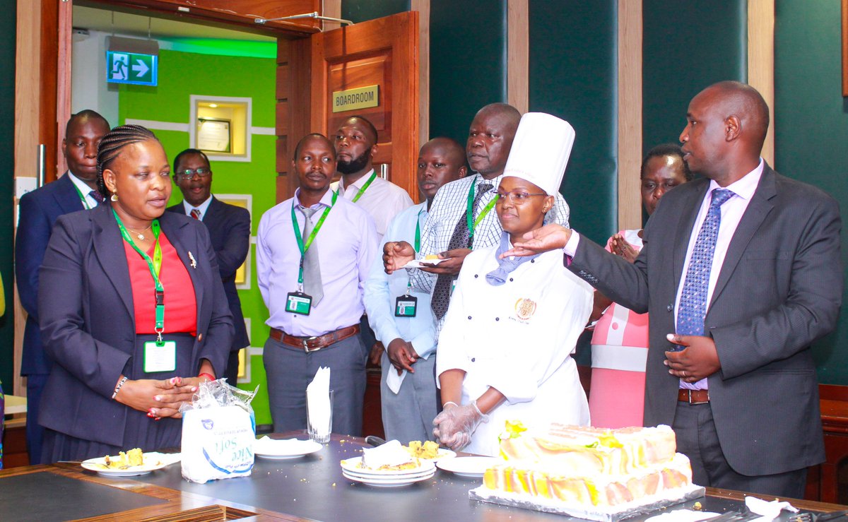 Tourism Fund CEO, Mr. David Mwangi receives a yummy tummy cake of appreciation from the premier cake making Institution!

#HospitalityIndustry #hospitalitycareers #hospitalityexcellence

@TourismFund 
@Min_TourismKE