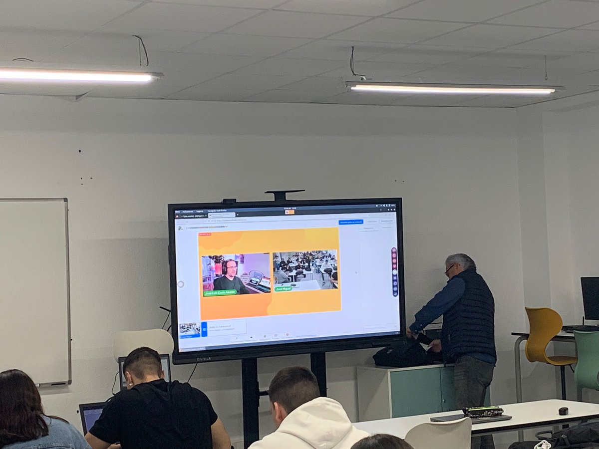 Buenos días #CyACartuja . Hoy hemos empezado la mañana en Twitch con <a href="/jlcalcalde/">@JLCAlcalde</a> . ¿Os está gustando? #reporterotuitero