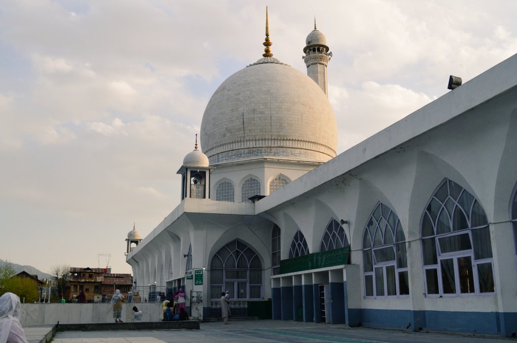 #Kashmir through my 📷 The famous HAZRATBAL shrine or HAZRATBAL MOSQUE is one of the holiest #Muslims shrine situated at Srinagar #Kashmir . #EidUlFitr #EidAlFitr2024 #Eid_Mubarak #Eid2024 🌙 #DekhoApnaDesh 🥰 @incredibleindia