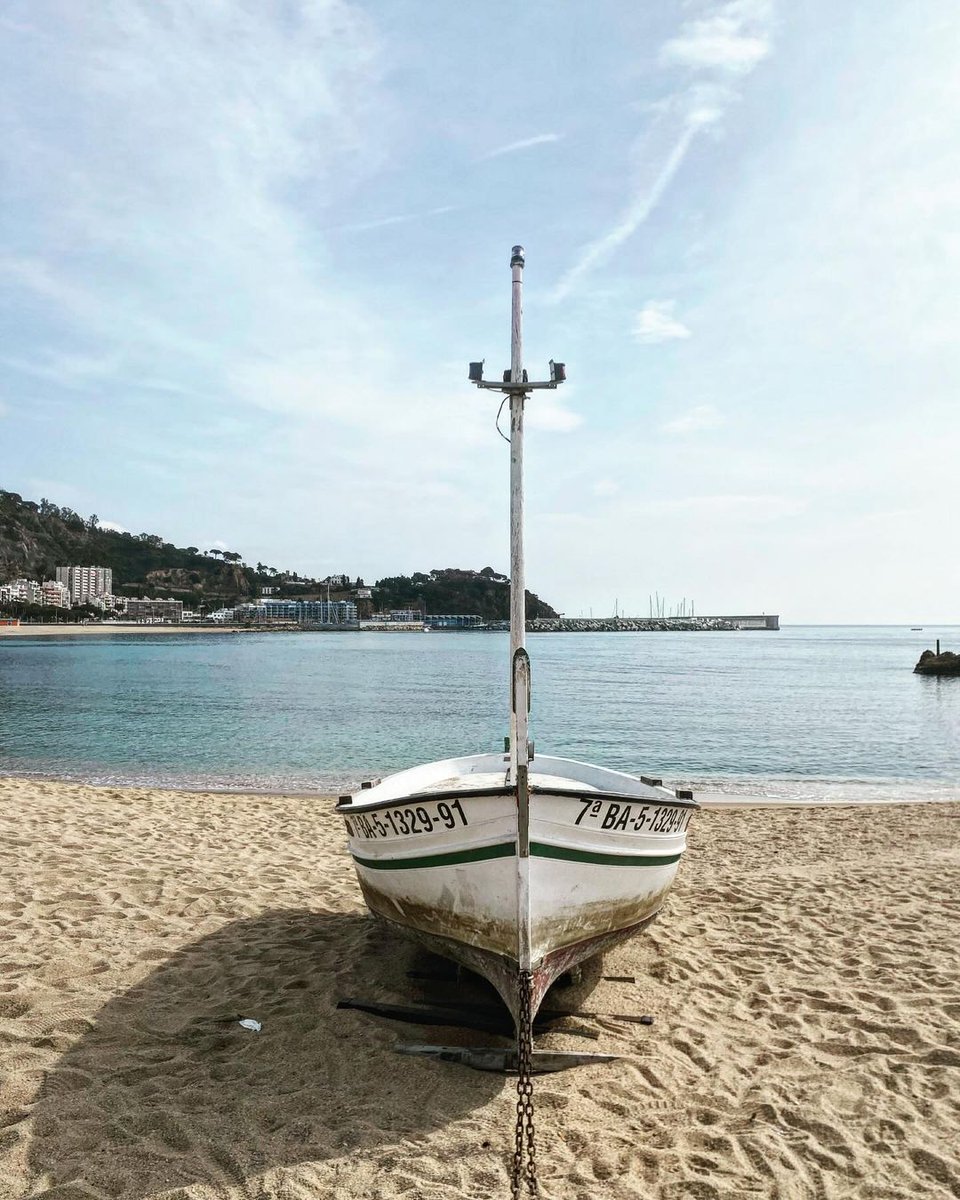 Good morning from #Blanes beach! Are you ready to start a new day? 🥳 Bonjour depuis la plage de #Blanes! Êtes-vous prêts à commencer une nouvelle journée? 🥳 📸 IG elisamissmiauu #blanes #blanesarrandemar #arrandemar #blanescostabrava #blanesturisme