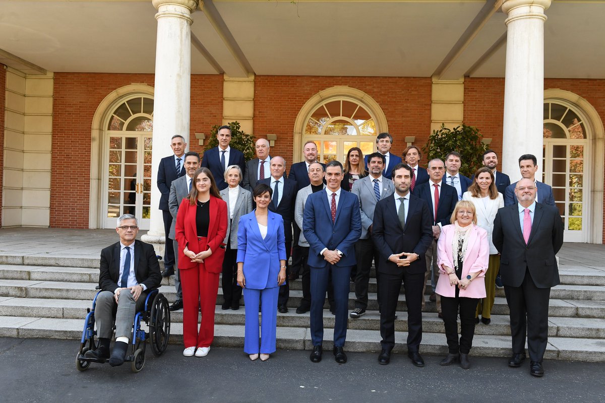 🏘️Ayer nos reunimos con expertas en vivienda, <a href="/viviendagob/">Ministerio de Vivienda y Agenda Urbana</a> y <a href="/sanchezcastejon/">Pedro Sánchez</a> en La Moncloa para trabajar y exponer el principal problema de la juventud 👇

La imposibilidad de emanciparnos. Abrimos hilo con nuestra valoración 

🧵(1/4) #LaViviendaEsUnDerecho