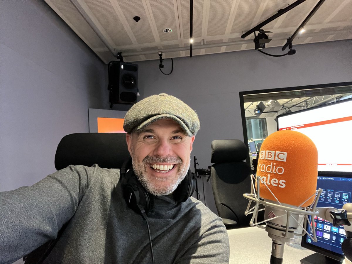 Back @BBCRadioWales for a guest Friday slot from 12pm 🕺🏽🎙️ We’re talking hats. Big ones, flat ones, woolly ones and horse racing ones. Send over your pictures or pop on and have a chat with me from 12. Call 03700 100 100 / WhatsApp the same number or message here ⬇️