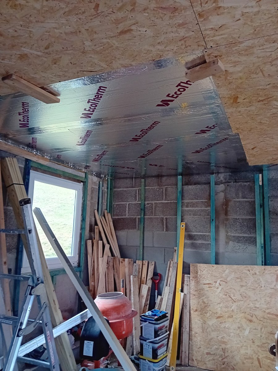 mouse_workshop's tweet image. Insulating and panelling the workshop using foil Insulation for the walls, PIR for the ceiling and 18mm OSB. Hard work, but will be worthwhile. #workshop