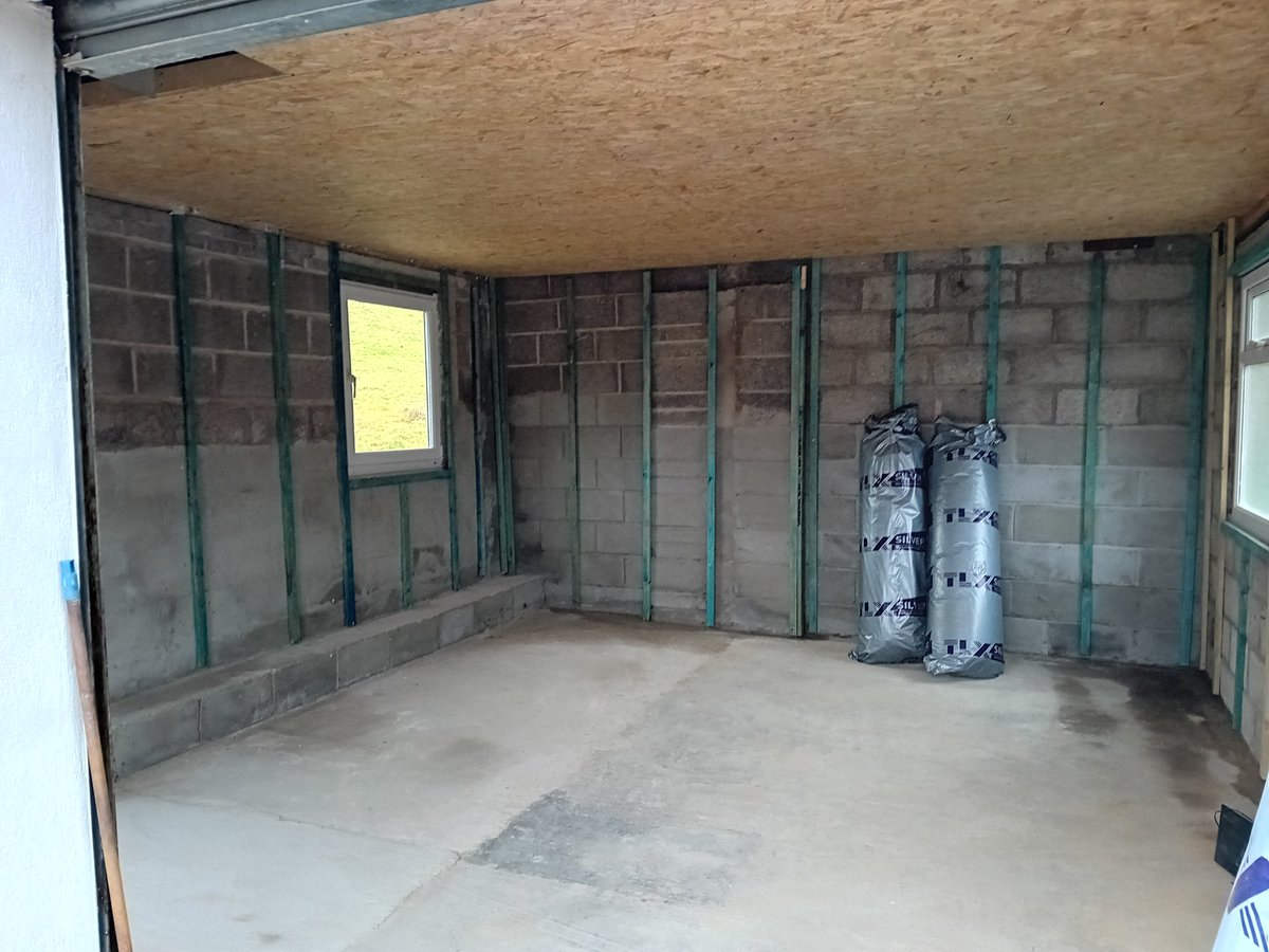 mouse_workshop's tweet image. Insulating and panelling the workshop using foil Insulation for the walls, PIR for the ceiling and 18mm OSB. Hard work, but will be worthwhile. #workshop