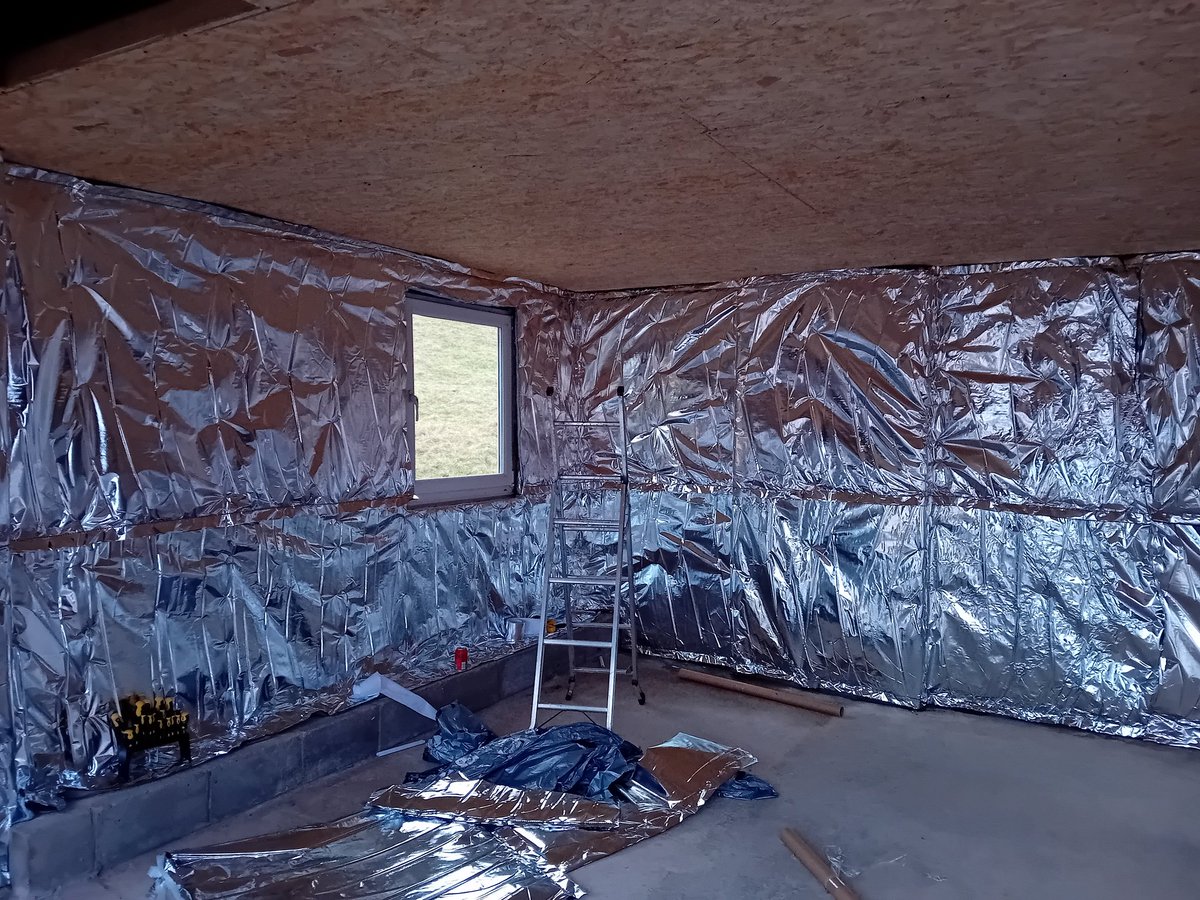 mouse_workshop's tweet image. Insulating and panelling the workshop using foil Insulation for the walls, PIR for the ceiling and 18mm OSB. Hard work, but will be worthwhile. #workshop