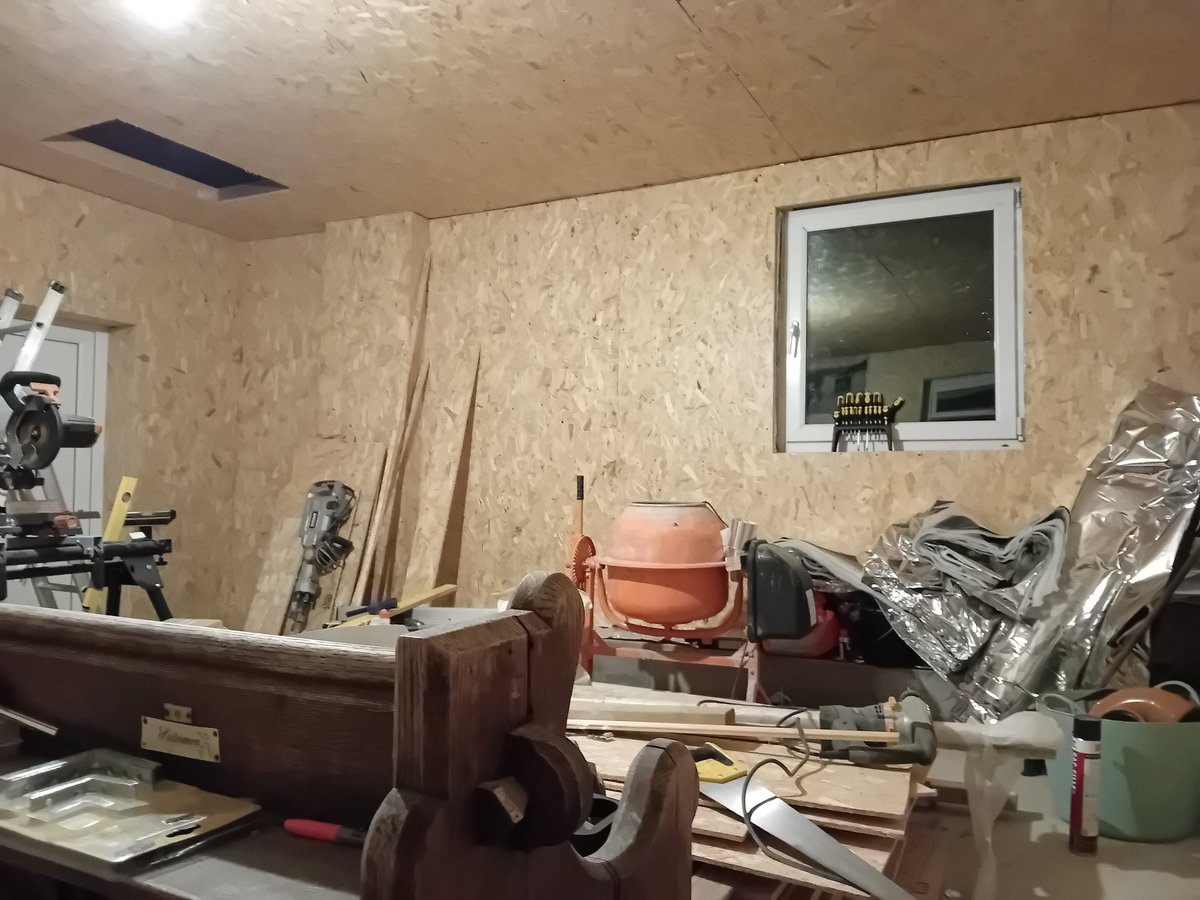 mouse_workshop's tweet image. Insulating and panelling the workshop using foil Insulation for the walls, PIR for the ceiling and 18mm OSB. Hard work, but will be worthwhile. #workshop