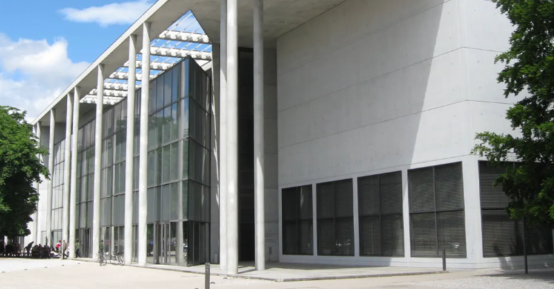 barnebysfr's tweet photo. Cet employé de musée a décidé d'exposer son œuvre au côté des plus grands... et ça n'a pas été sans conséquence !