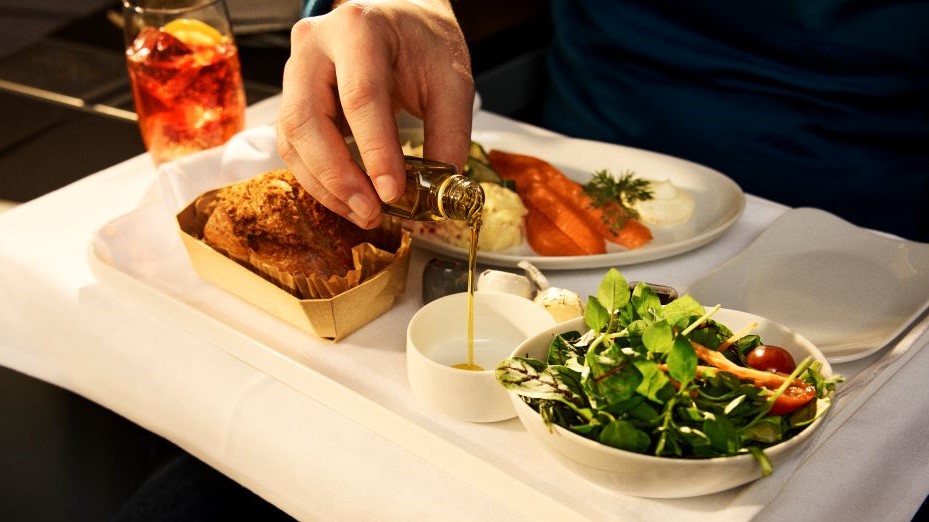 New culinary highlights in Lufthansa Business Class: German bread culture by World Baker Axel Schmitt, new Lufthansa Avionic aperitif and vegetarian amuse bouche as a prelude to the service. More on: newsroom.lufthansagroup.com/en/new-culinar…