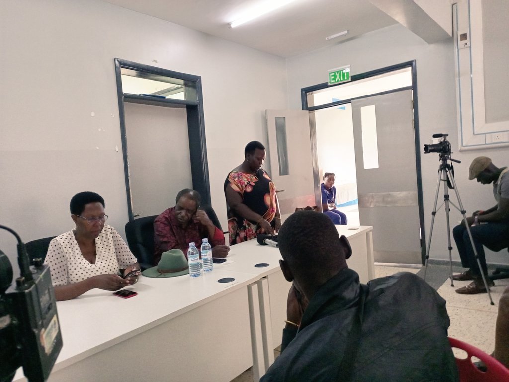 UgandaCancerIns's tweet photo. Speaking at the Visit, the Speaker Gulu City, Ms. Joyce Winnie Alina stated that Gulu City Council is willing to work on the access road to the Center.
#UCINorthernUg
#BoardVisit
#FightCancerUg https://t.co/BDEwI7stNe