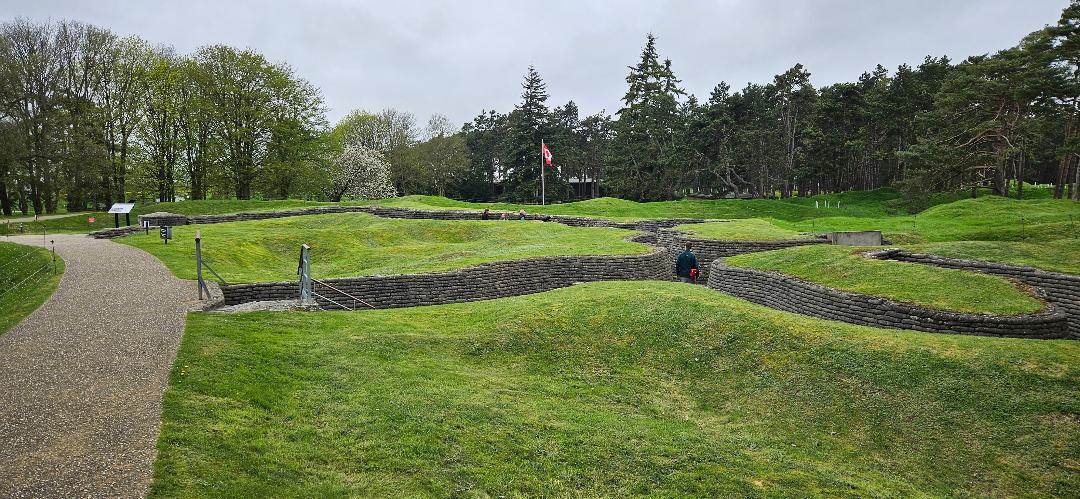 Happy to host @nadineborduas @UBC at @PC2A_umr8522 @RechercheUlille @CNRS_HdF @labexcappa @CperEcrin Thanks @gradSCPLille Kickoff in person @CNRS IEA #CHIMATMOSEL Bringing Nadine to 🇨🇦 soil in France at #VimyRidge 'Lest we forget' @franceaucanada @ConsulatFRAVan