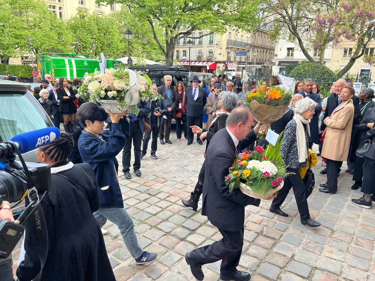 ⚫Les obsèques de Maryse Condé célébrées à l'église Saint-Germain-des-Prés, à Paris De nombreuses personnalités ultramarines ont fait le déplacement pour rendre hommage à l'écrivaine guadeloupéenne. 📱la1ere.francetvinfo.fr/les-obseques-d…