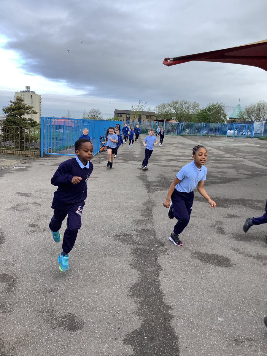 Year 3s have started the daily mile! Well done Year 3! @_thedailymile #olippe #thedailymile