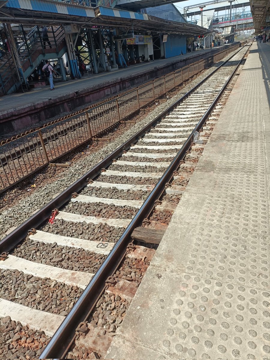 These were recently replaced concrete sleepers at Mira Road. Turned red in less than a month.