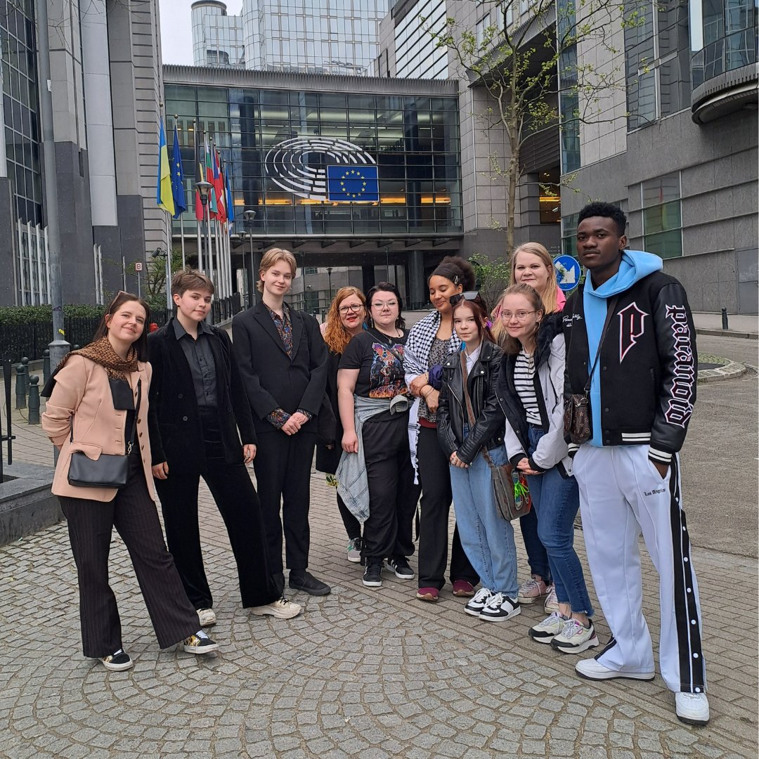 Upea joukko nuoria sai Suomesta kutsun Euroopan nuorisoviikon aloitustapahtumaan Brysseliin. Tästä porukasta löytyy näkemystä ja visiota paremmasta tulevaisuudesta. Nyt kannattaa kuunnella! 🔥 #EUYouthWeek #ErasmusPlus #EuroopanSolidaarisuusjoukot #DiscoverEU