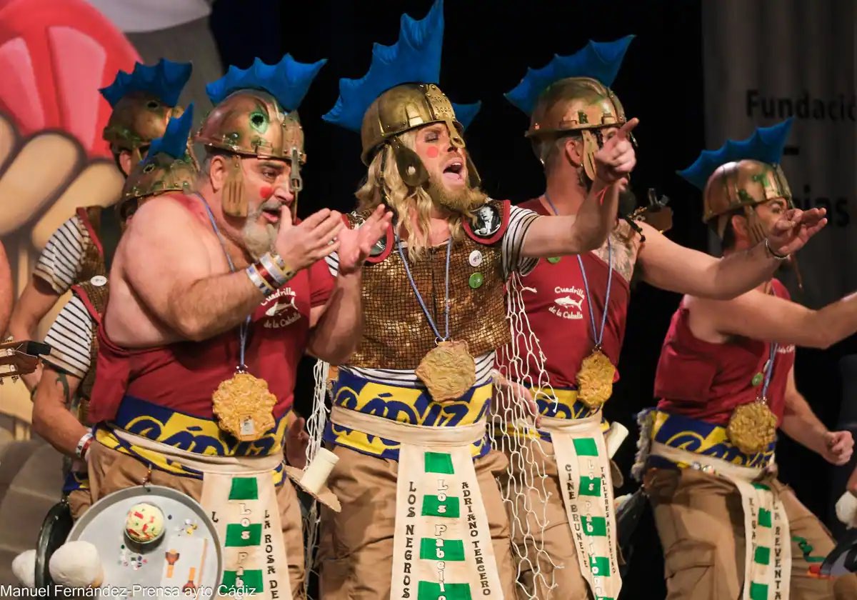 Hubo un tiempo en q lo normal en carnaval era utilizar músicas d canciones en las presentaciones y popurrís d las agrupaciones… poco a poco se ha ido derivando a composiciones originales en música y letra y ahora es más difícil encontrar ejemplos d canciones en los reprtorios 🧵