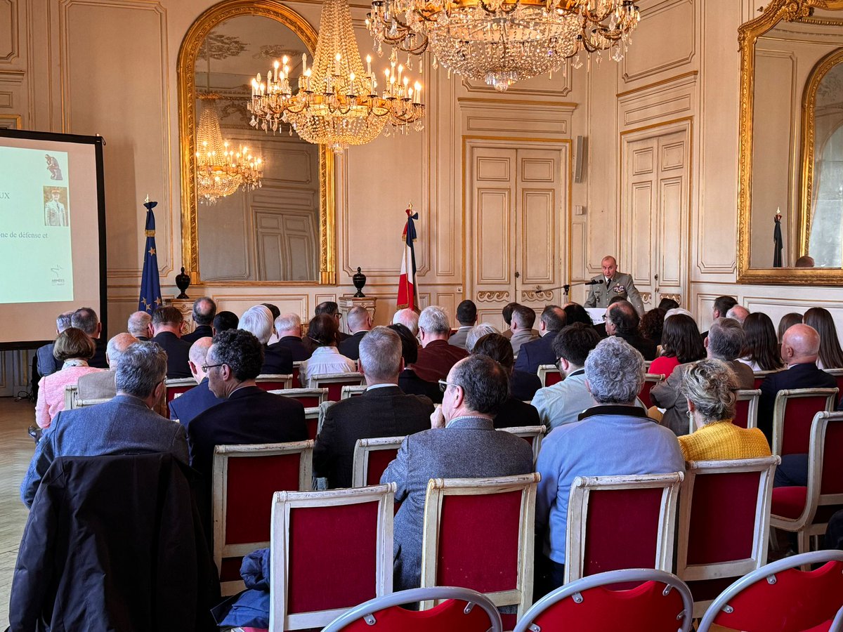 #Défense | Le Préfet a reçu le général Guillaume Couëtoux pour une table-ronde avec @IHEDN @navalgroup @DGA. Au programme : la sécurité et résilience économique dans un contexte complexe de tensions géopolitiques, énergétiques et climatiques.