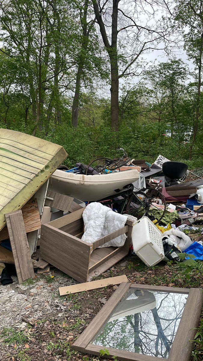 Was stimmt mit diesen Menschen nicht! Gestern wurde durch das #Ordnungsamt in der #Hasenheide ca. 10 Kubikmeter Sperrmüll aufgefunden. Die Stelle wurde gesichert und der Müll vom AOD durchsucht - mit Erfolg! Die Ermittlungen laufen…#Neukölln #Berlin